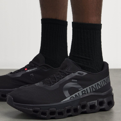 ON CLOUDMONSTER + OBSEQUIO UN PAR DE MEDIAS NIKE®