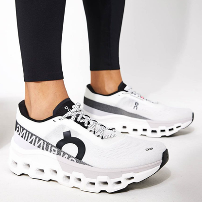 ON CLOUDMONSTER + OBSEQUIO UN PAR DE MEDIAS NIKE®